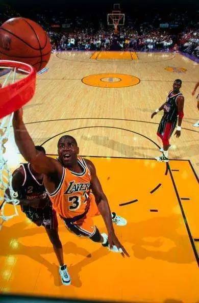 斯图加特布鲁赫明将球传给约翰逊的瞬间的简单介绍 斯图加特布鲁赫明将球传给约翰逊的瞬间的简单介绍