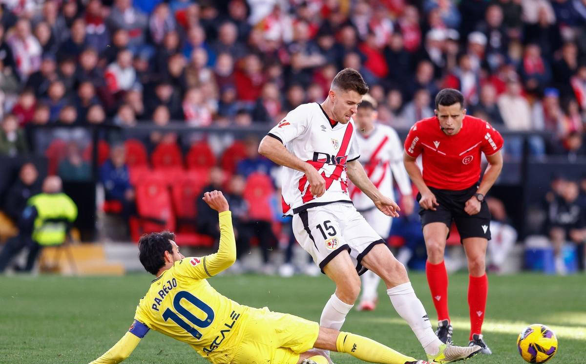 甘冈凭借稳固防守,逆袭击败对手 甘冈凭借稳固防守,逆袭击败对手