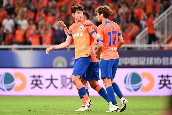 鲁能阻击对手攻势——山东鲁能在比赛中成功抵挡对手的进攻 鲁能阻击对手攻势——山东鲁能在比赛中成功抵挡对手的进攻