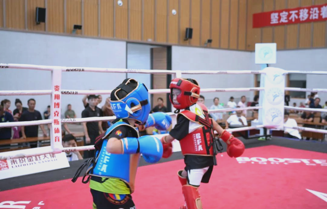 热血搏击赛场,球员诠释拼搏精神 热血搏击赛场,球员诠释拼搏精神