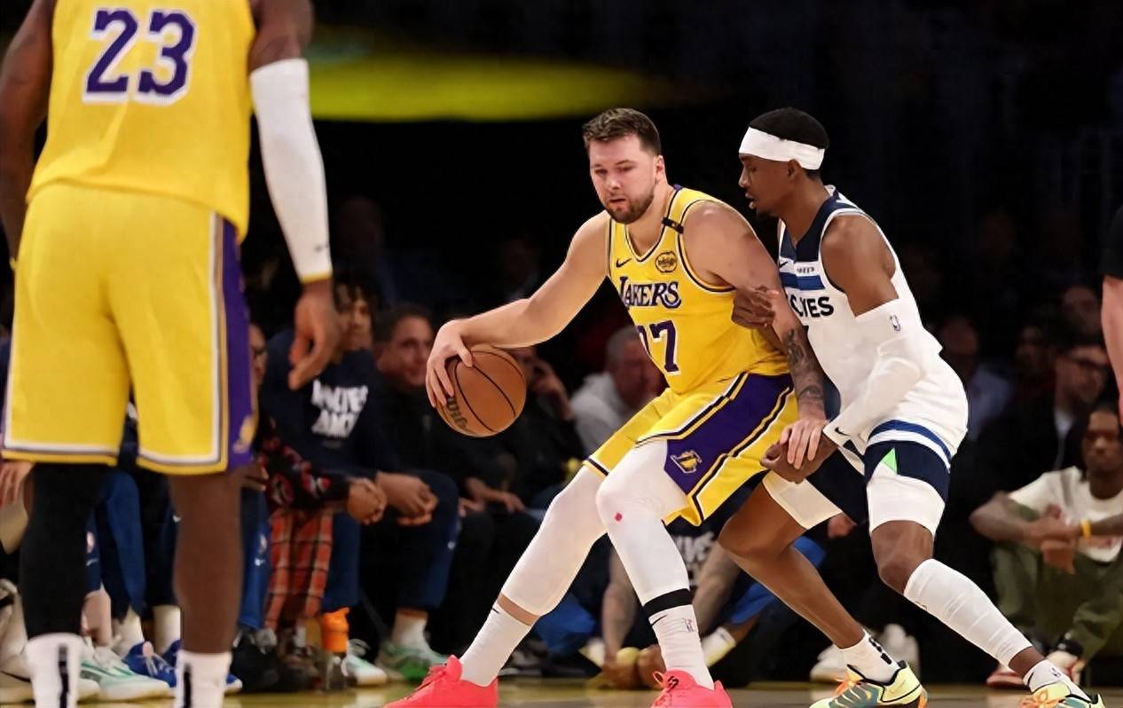 球队攻守兼备,轻取三分登顶 球队攻守兼备,轻取三分登顶