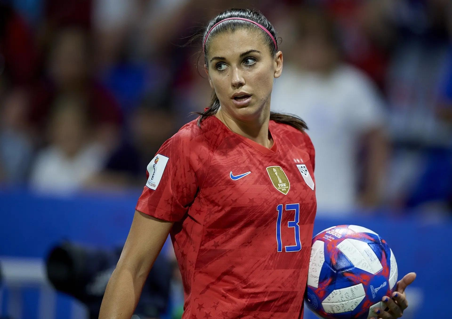 法国女足在北美洲杯半决赛中惜败于墨西哥，止步四强