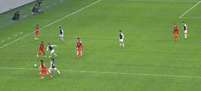 两支球队的激烈较量引发了现场观众的热情 两支球队的激烈较量引发了现场观众的热情