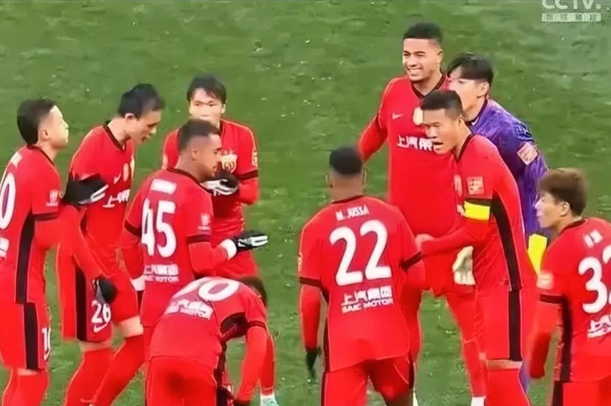 两支球队的激烈较量引发了现场观众的热情 两支球队的激烈较量引发了现场观众的热情