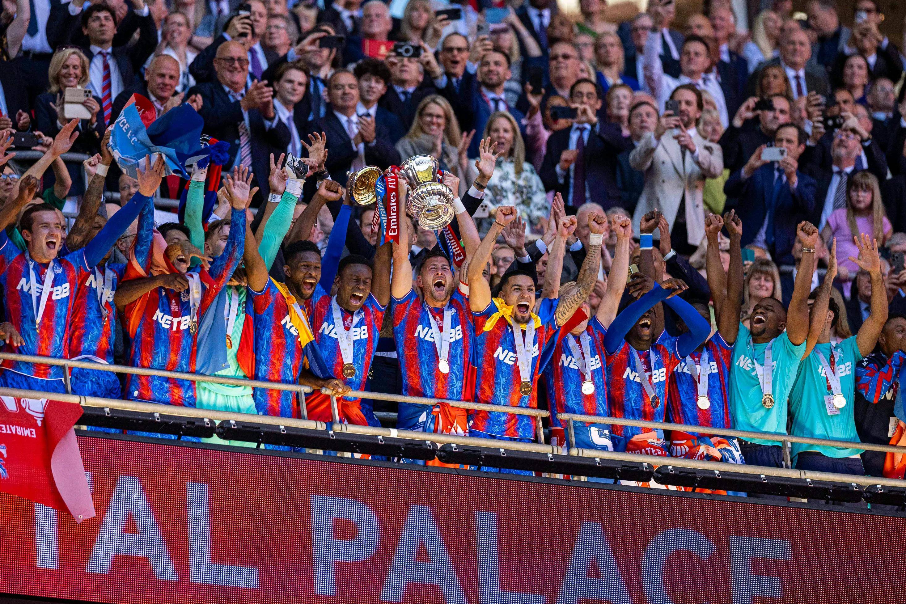 包含足球风暴席卷欧洲大陆，豪门朝着胜利冲刺！的词条