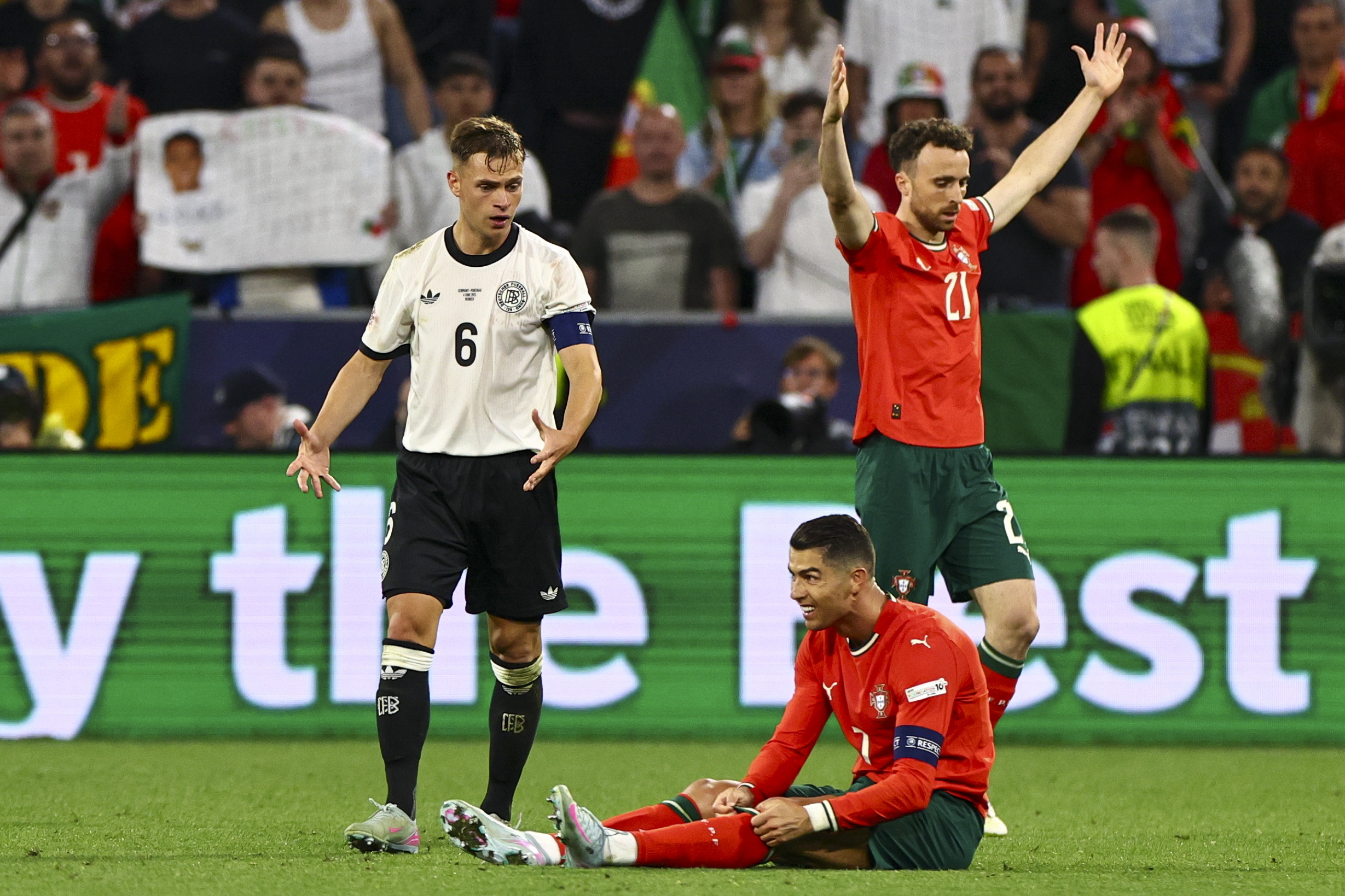 东道主葡萄牙惨败,外界担忧欧预赛前景 东道主葡萄牙惨败,外界担忧欧预赛前景