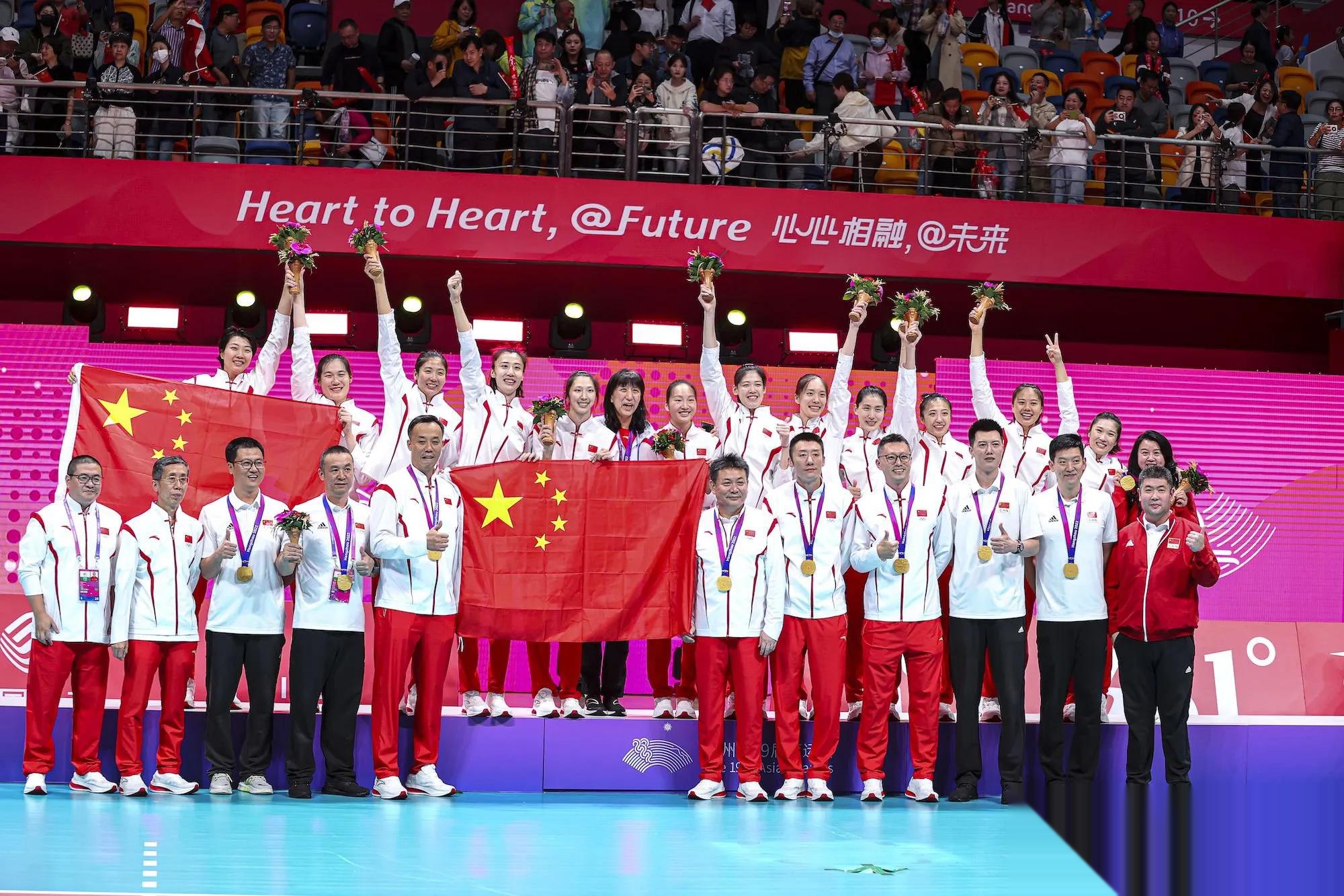 排球女队气势如虹,夺得胜利 排球女队气势如虹,夺得胜利