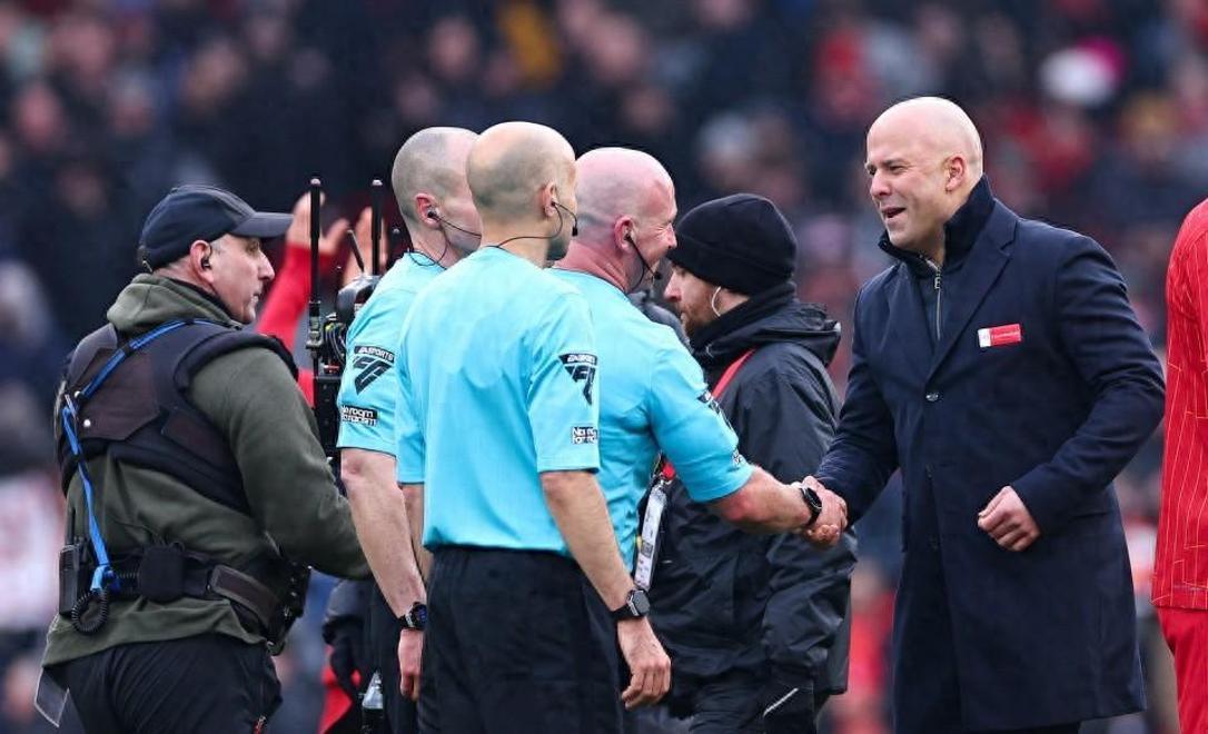 利物浦不敌强敌遭遇失利，榜首位置动摇不安