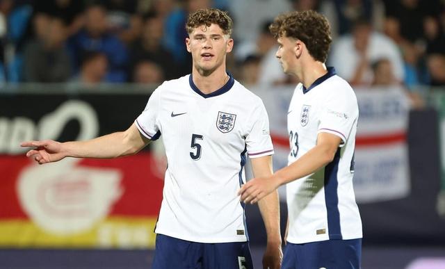 英格兰队迎战德国队，夺取关键胜利