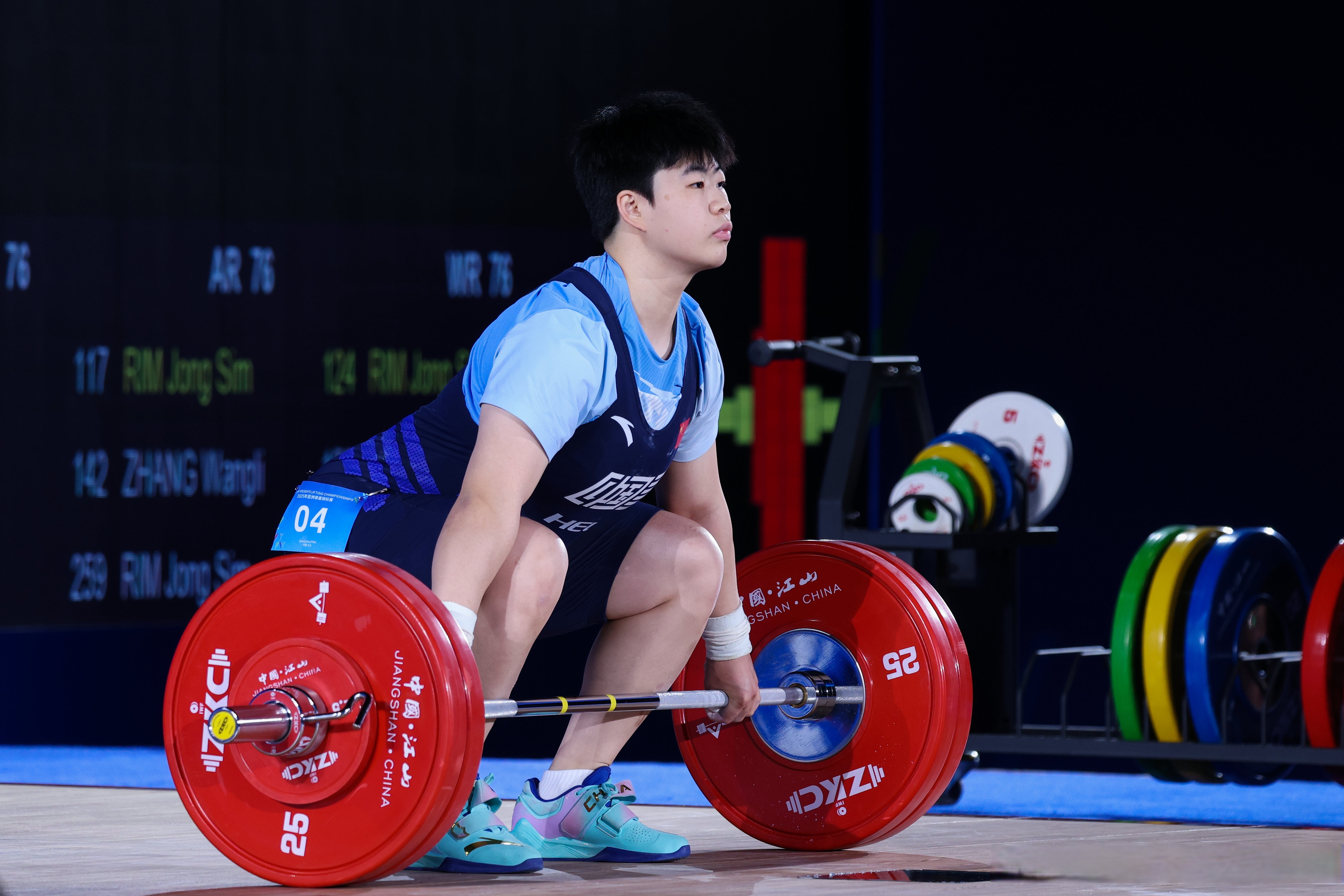 女子举重赛场瞬间爆发，选手刷新个人记录