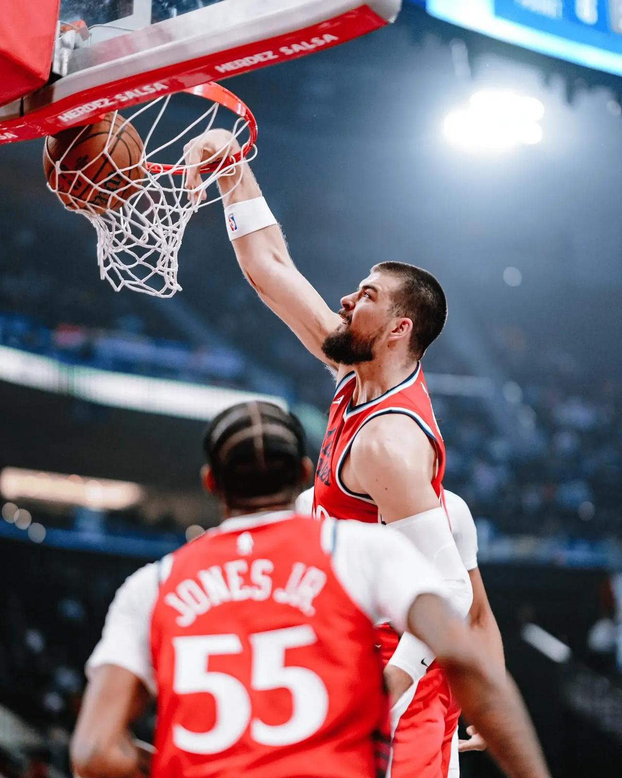 快船力克爵士，伦纳德表现稳定